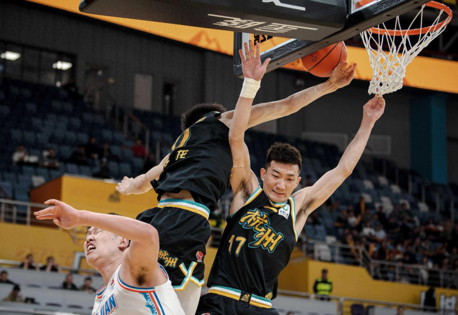 九游体育app-清晨辽宁本钢备战意大利杯,篮板制胜细节曝光,质疑声仍在,团队化学反应显著(辽宁本钢男篮最新消息)